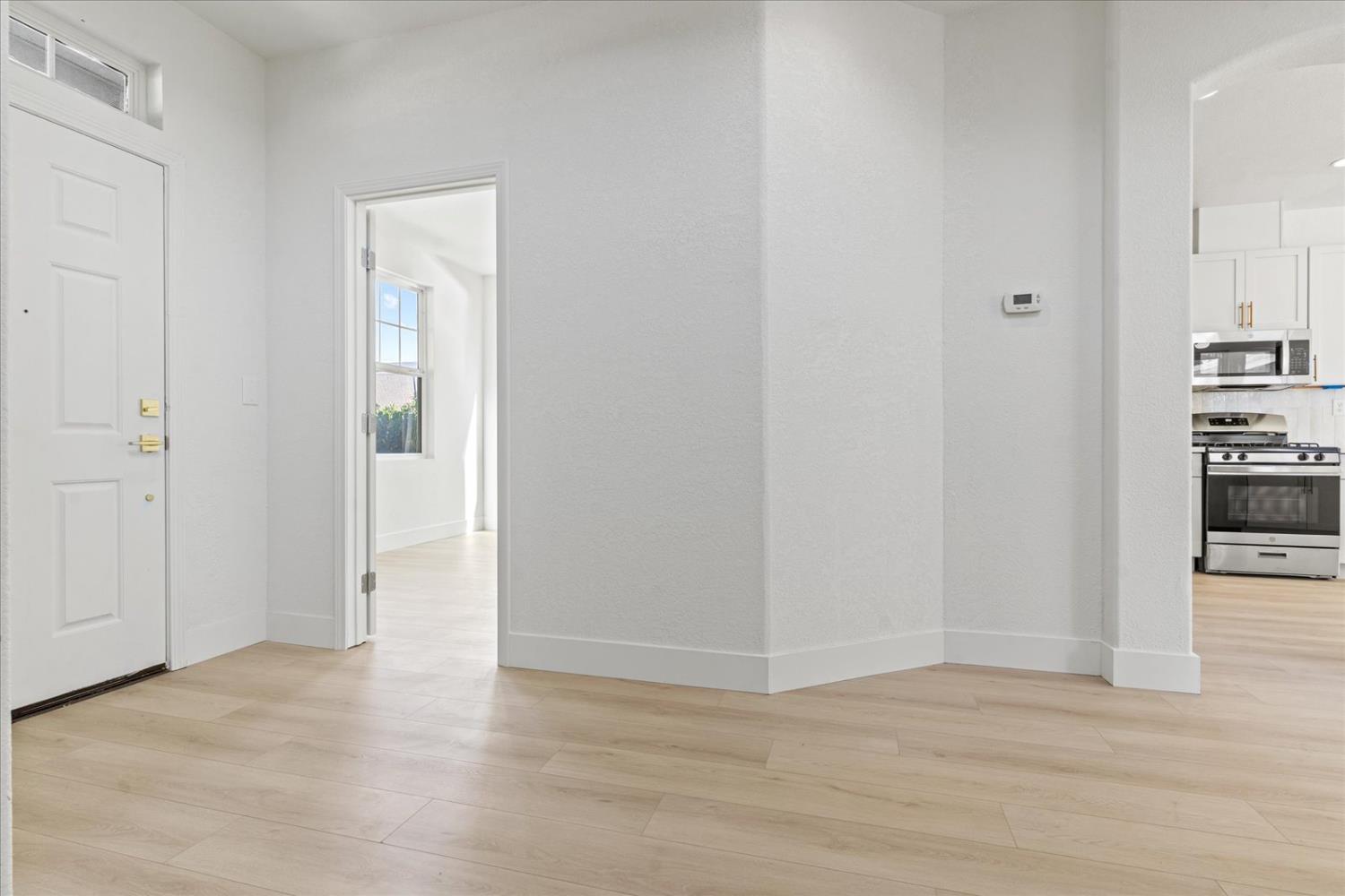 Detail Gallery Image 8 of 63 For 156 Bristol Way, Yuba City,  CA 95993 - 5 Beds | 2/1 Baths