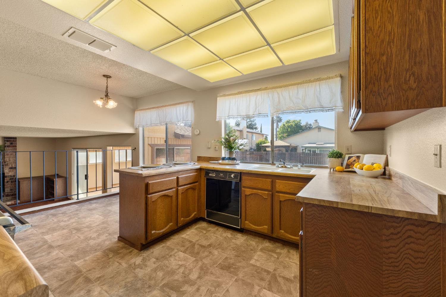 Detail Gallery Image 12 of 40 For 4195 Amapola Way, Sacramento,  CA 95823 - 4 Beds | 2/1 Baths