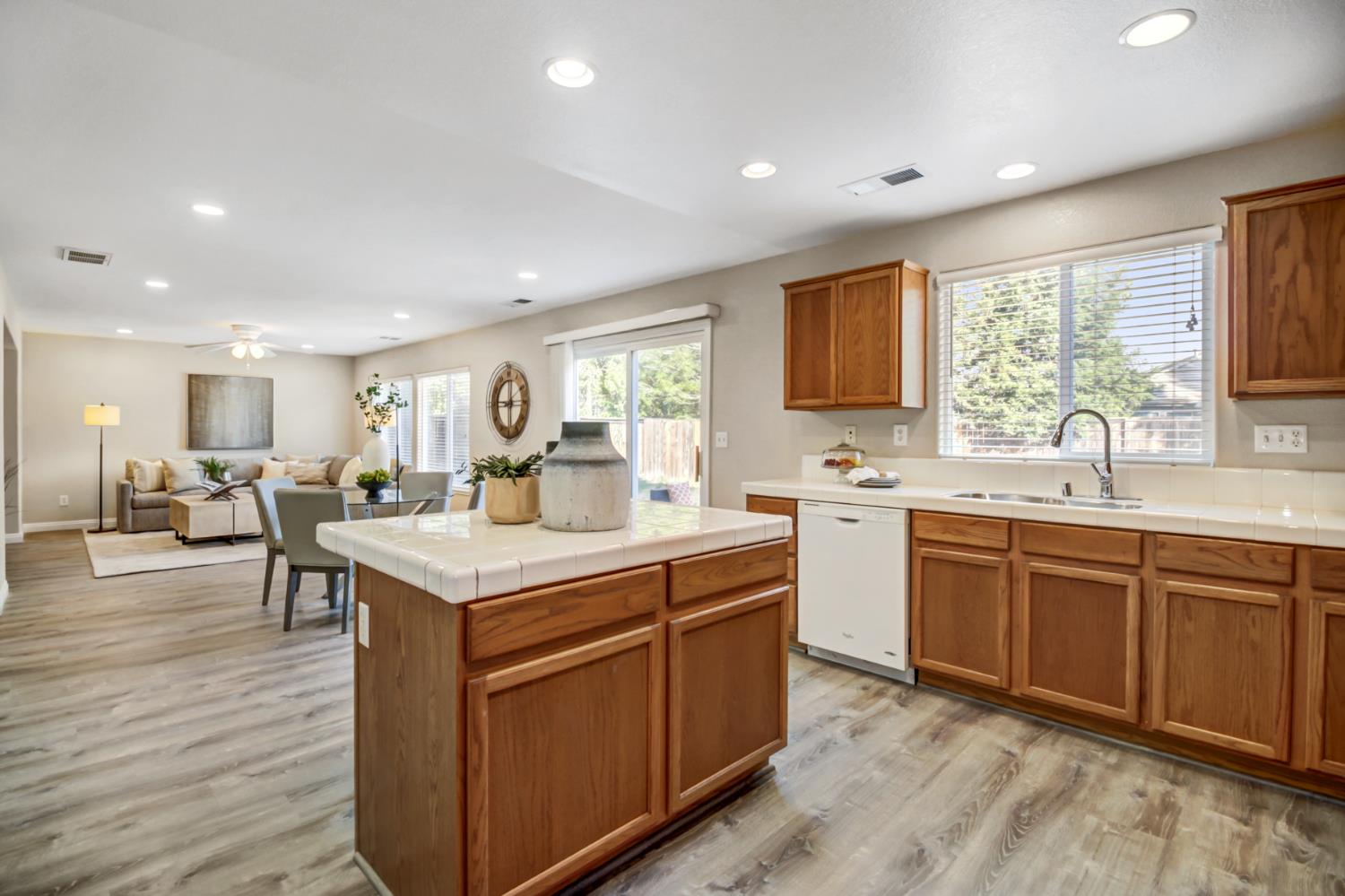 Detail Gallery Image 25 of 44 For 205 Dover Ct, Lincoln,  CA 95648 - 4 Beds | 2/1 Baths