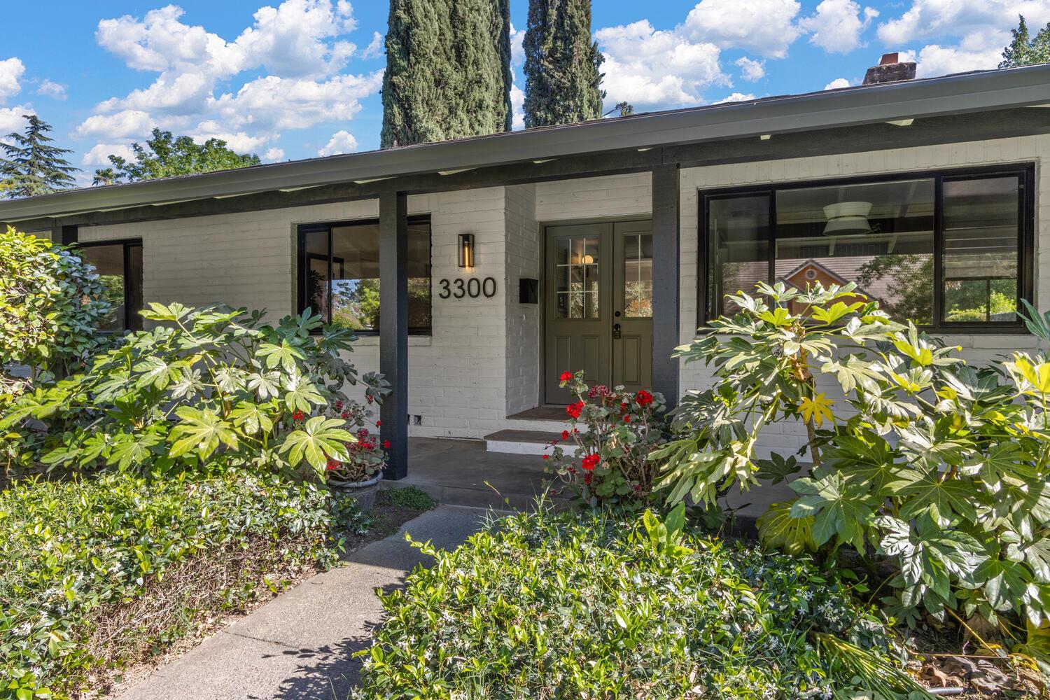 Detail Gallery Image 2 of 39 For 3300 Club Ln, Sacramento,  CA 95821 - 4 Beds | 2/1 Baths