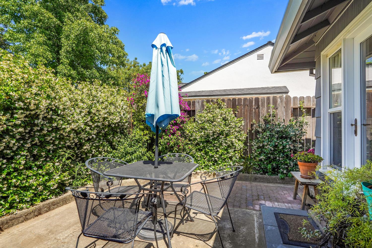 Detail Gallery Image 20 of 28 For 2110 Cascade Rd, Sacramento,  CA 95864 - 3 Beds | 2 Baths