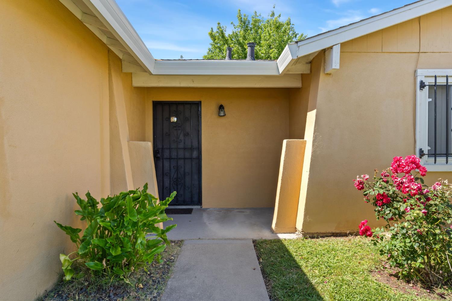 Detail Gallery Image 4 of 23 For 6099 Heath Way, Sacramento,  CA 95823 - 3 Beds | 2 Baths