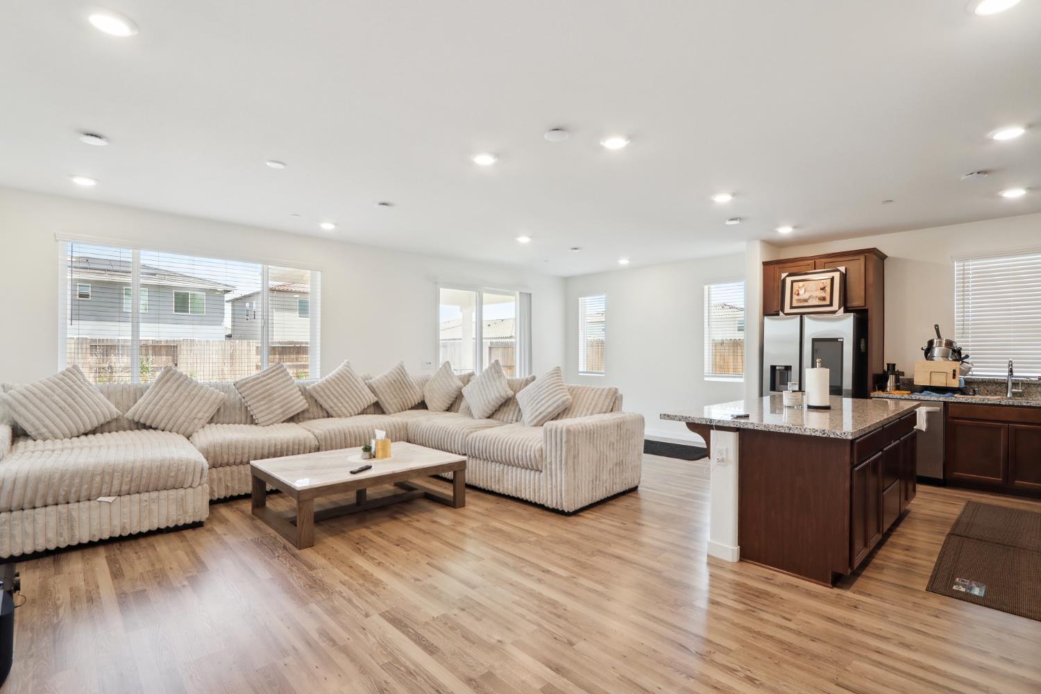 Detail Gallery Image 7 of 37 For 8628 Lakha Cir, Sacramento,  CA 95828 - 4 Beds | 2 Baths