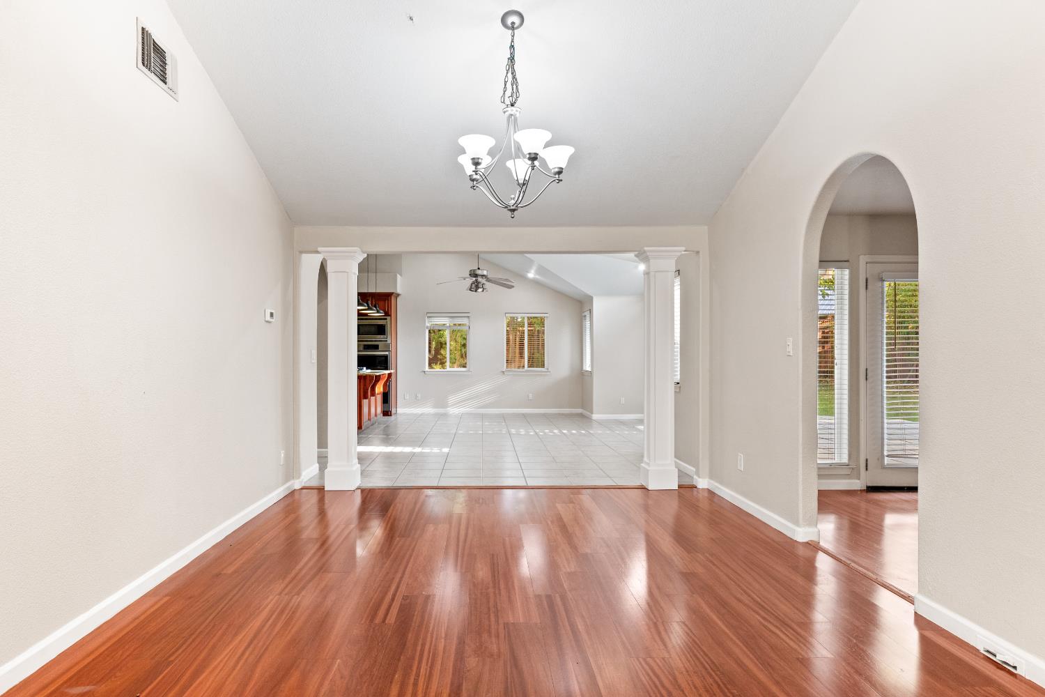 Detail Gallery Image 12 of 49 For 7948 Orange Ave, Fair Oaks,  CA 95628 - 4 Beds | 3 Baths