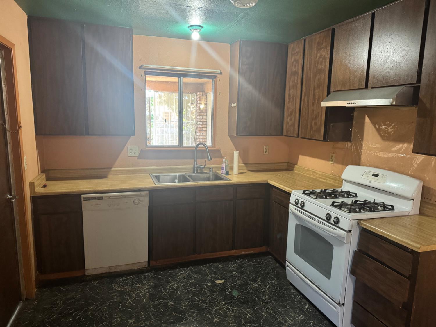 Detail Gallery Image 8 of 20 For 1212 Phillips St, Madera,  CA 93638 - 3 Beds | 2 Baths
