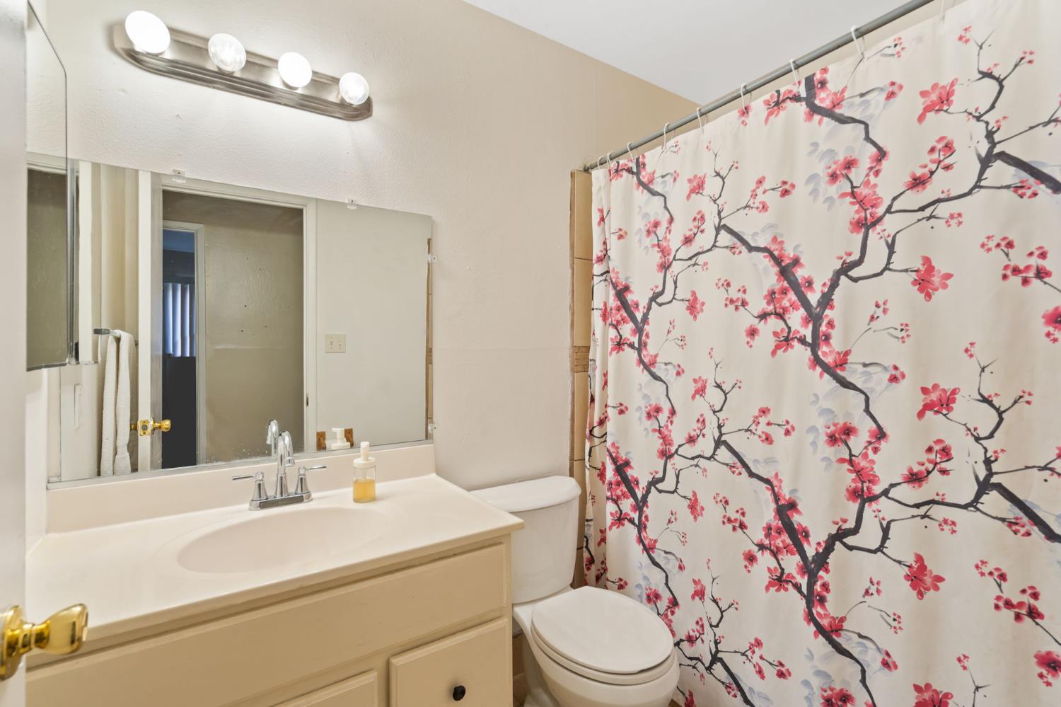 Detail Gallery Image 19 of 23 For 6099 Heath Way, Sacramento,  CA 95823 - 3 Beds | 2 Baths