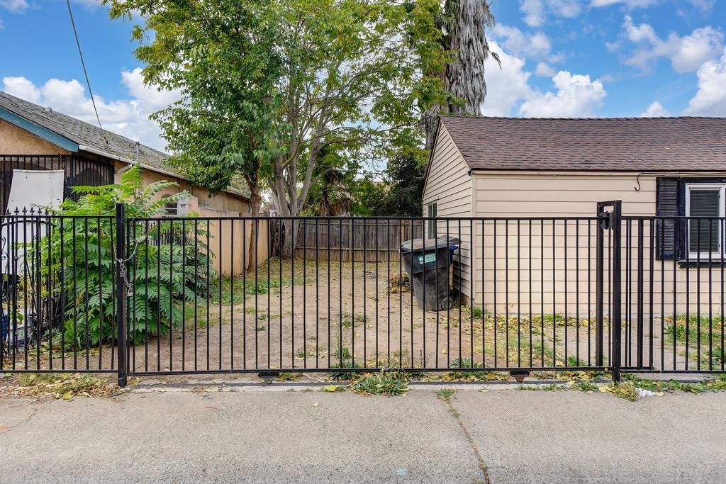 Detail Gallery Image 31 of 34 For 3946 23rd Ave, Sacramento,  CA 95820 - – Beds | – Baths