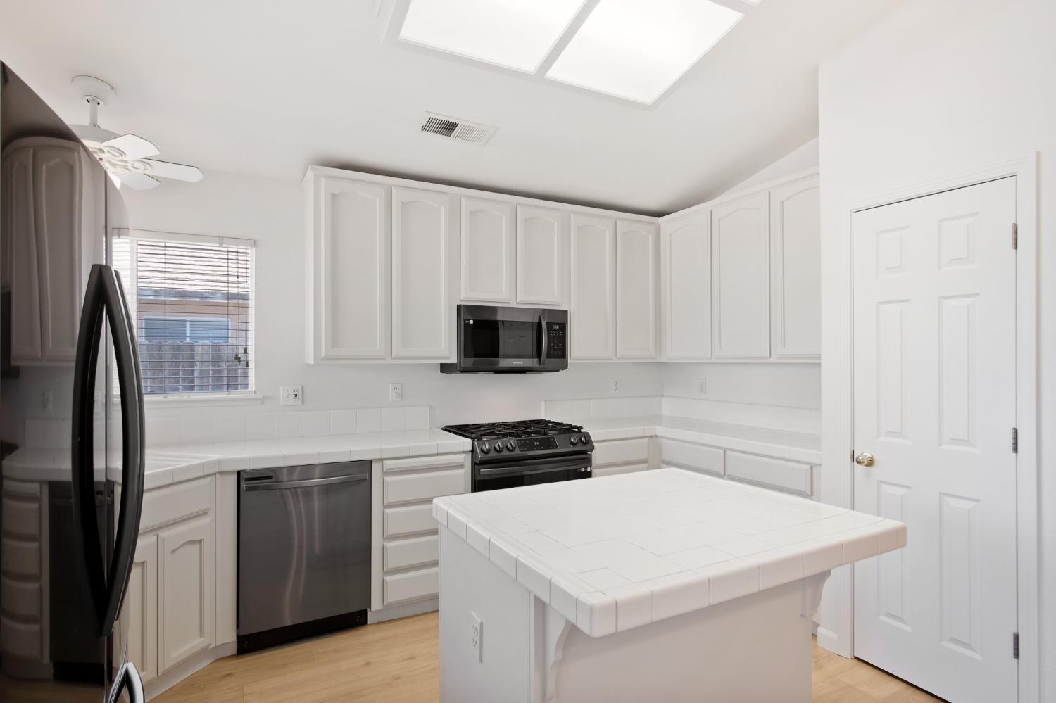 Detail Gallery Image 23 of 28 For 2711 Cameron Park Dr, Ceres,  CA 95307 - 3 Beds | 2 Baths