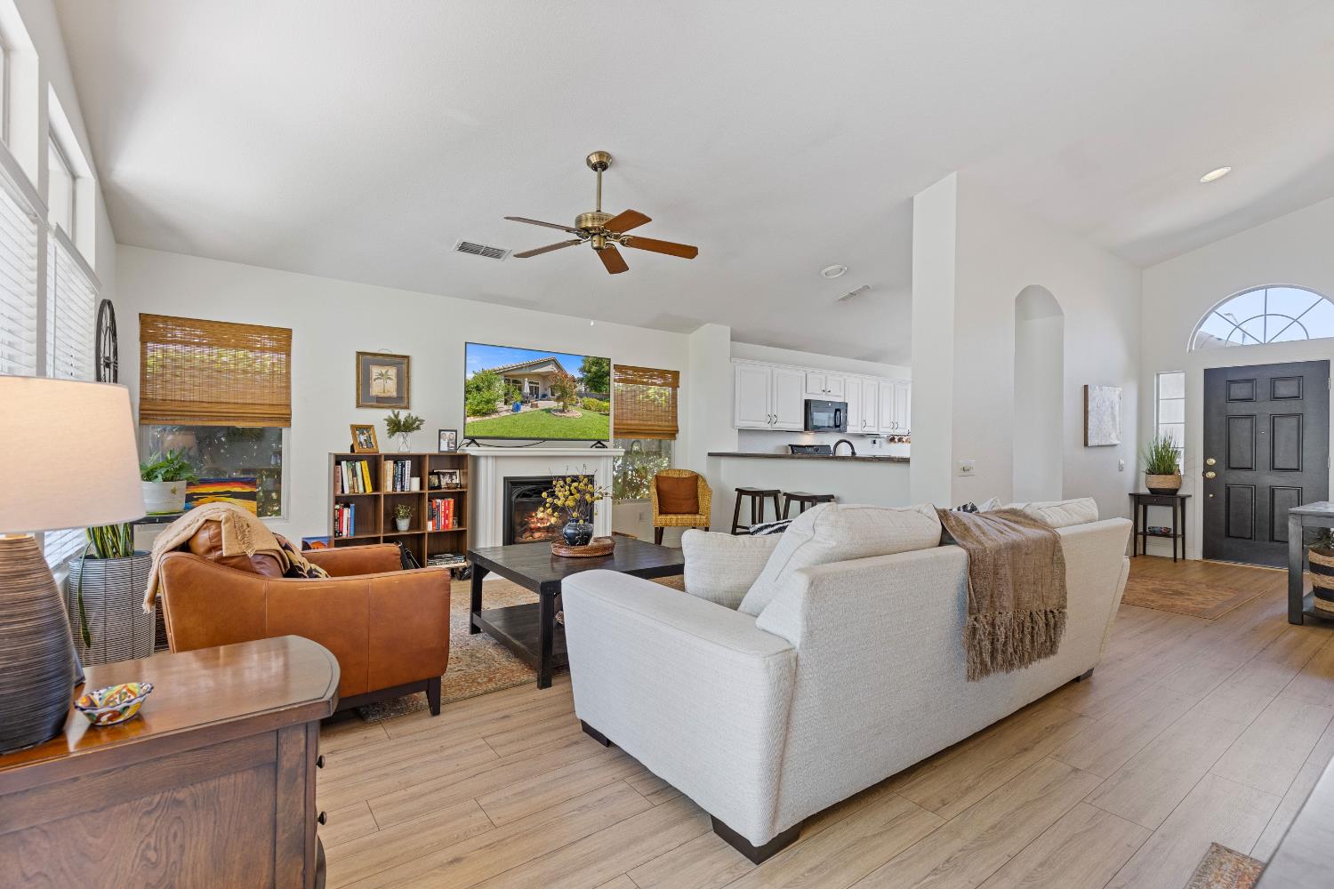 Detail Gallery Image 2 of 51 For 5449 Campcreek Loop, Roseville,  CA 95747 - 2 Beds | 2 Baths