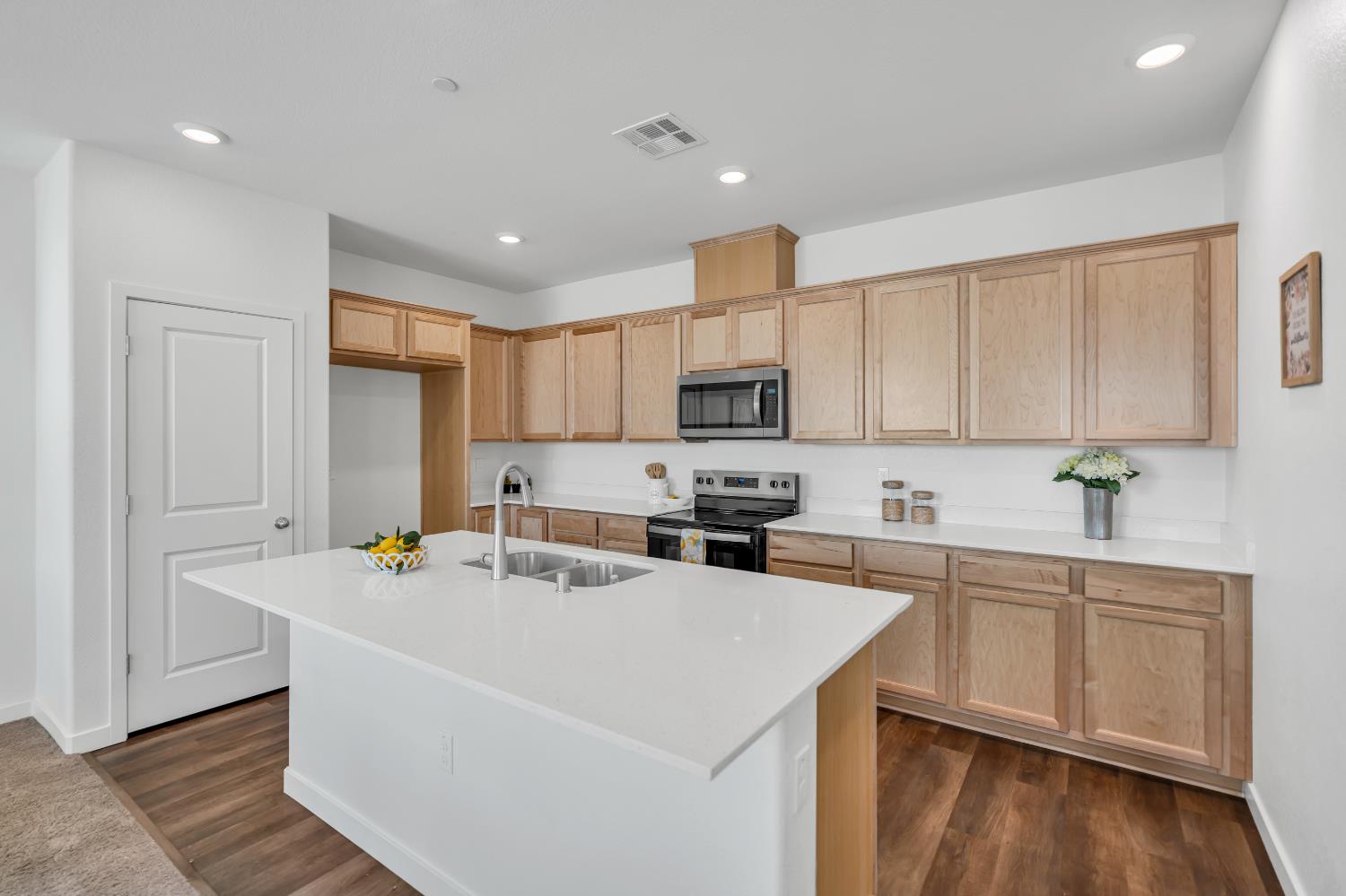 Detail Gallery Image 4 of 38 For 10109 Zane Way, Elk Grove,  CA 95757 - 3 Beds | 2 Baths