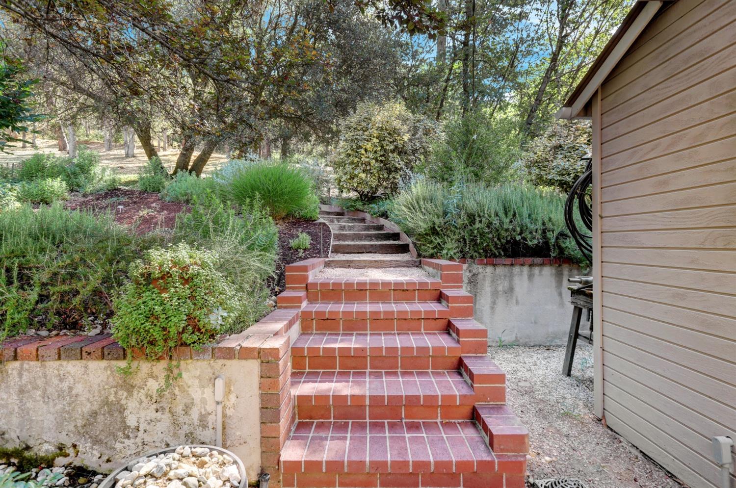 Detail Gallery Image 77 of 99 For 16949 Round Valley Cir, Grass Valley,  CA 95949 - 3 Beds | 2/1 Baths