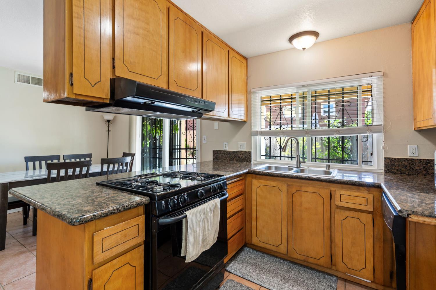 Detail Gallery Image 11 of 23 For 6099 Heath Way, Sacramento,  CA 95823 - 3 Beds | 2 Baths