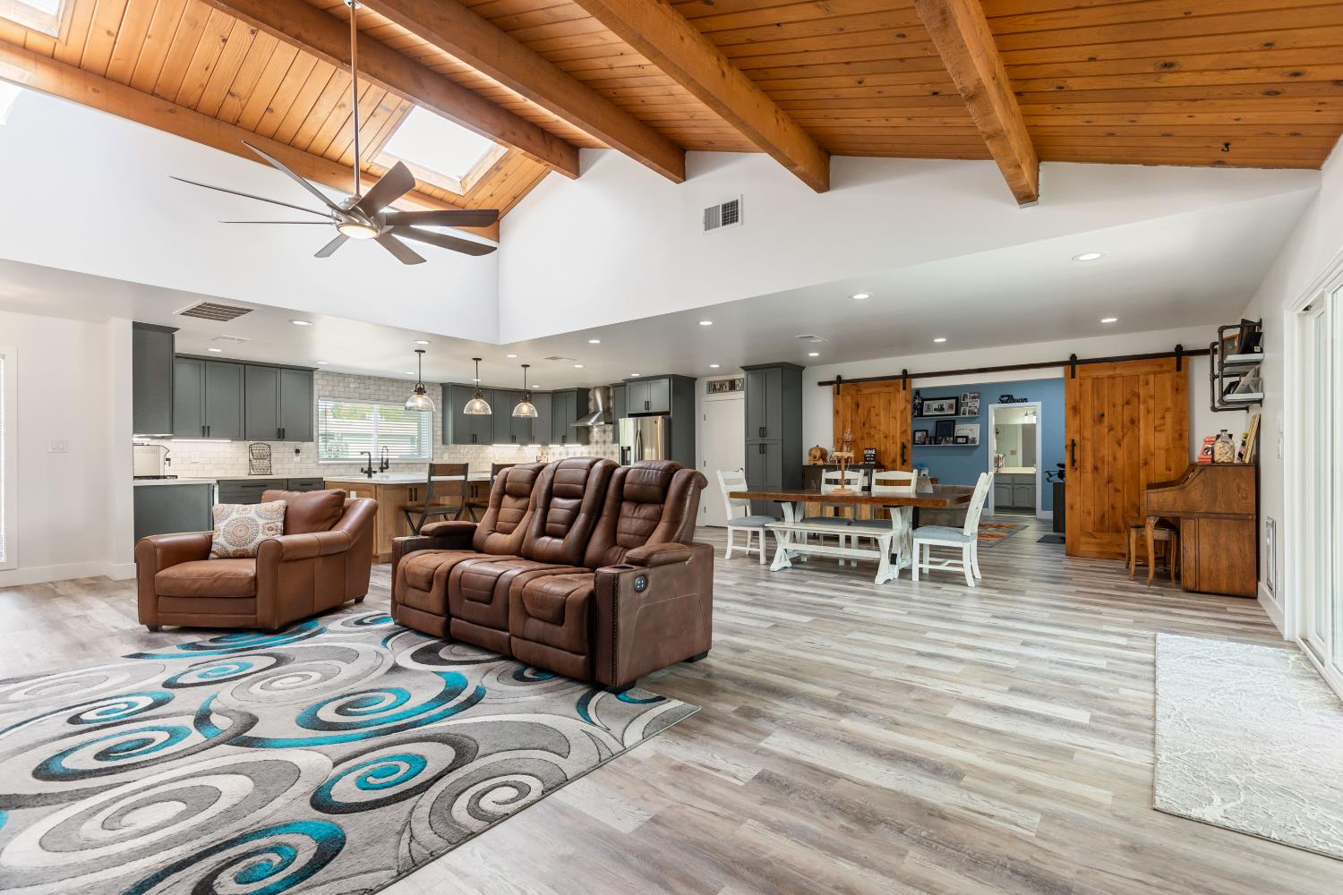 Detail Gallery Image 5 of 70 For 3201 Kaiser Way, Carmichael,  CA 95608 - 4 Beds | 3 Baths