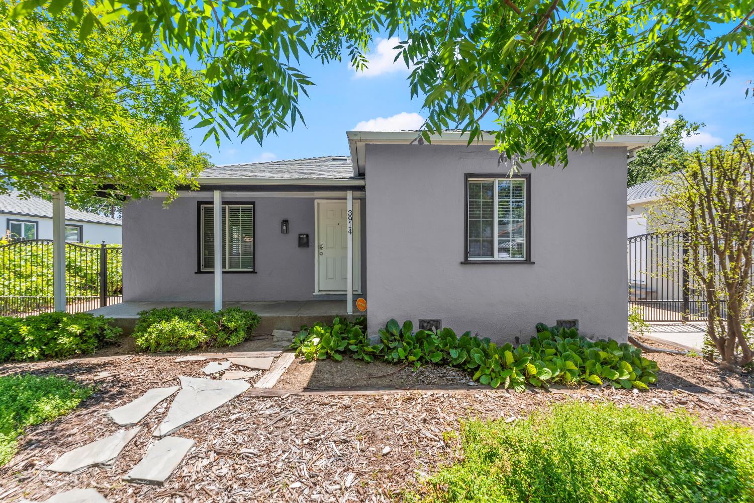 Detail Gallery Image 2 of 51 For 3914 12th Ave, Sacramento,  CA 95817 - 2 Beds | 1 Baths