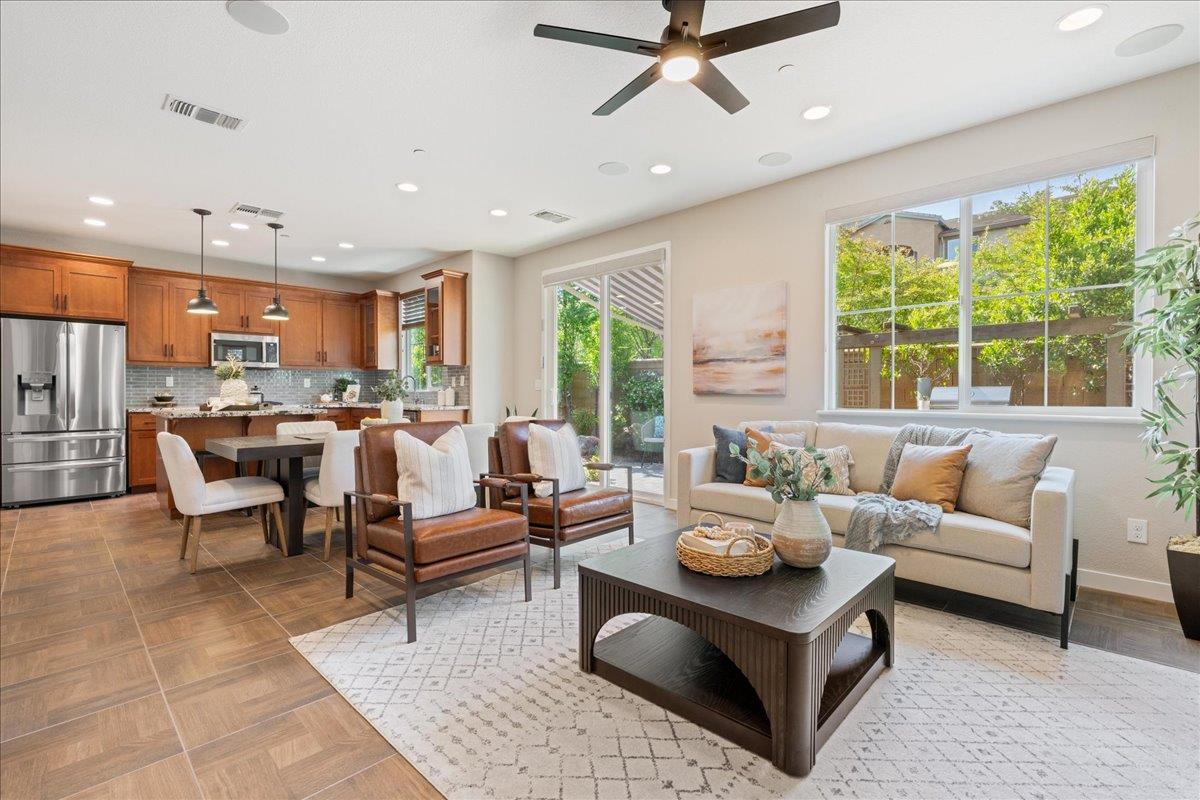 Detail Gallery Image 10 of 54 For 1032 Oakbriar Cir, Roseville,  CA 95747 - 4 Beds | 3 Baths