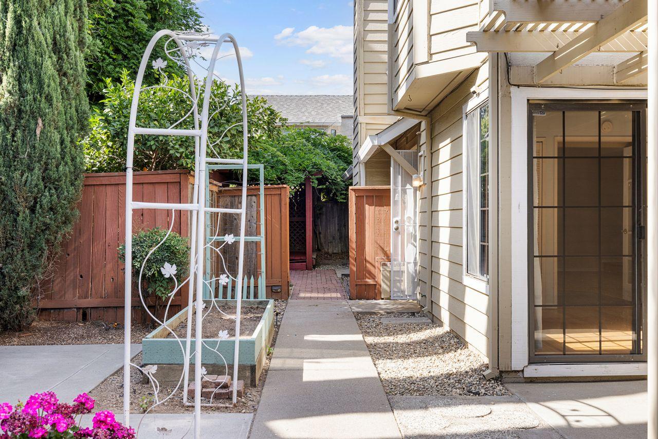Detail Gallery Image 10 of 37 For 7 Whitecap Ct, Sacramento,  CA 95833 - 3 Beds | 2 Baths