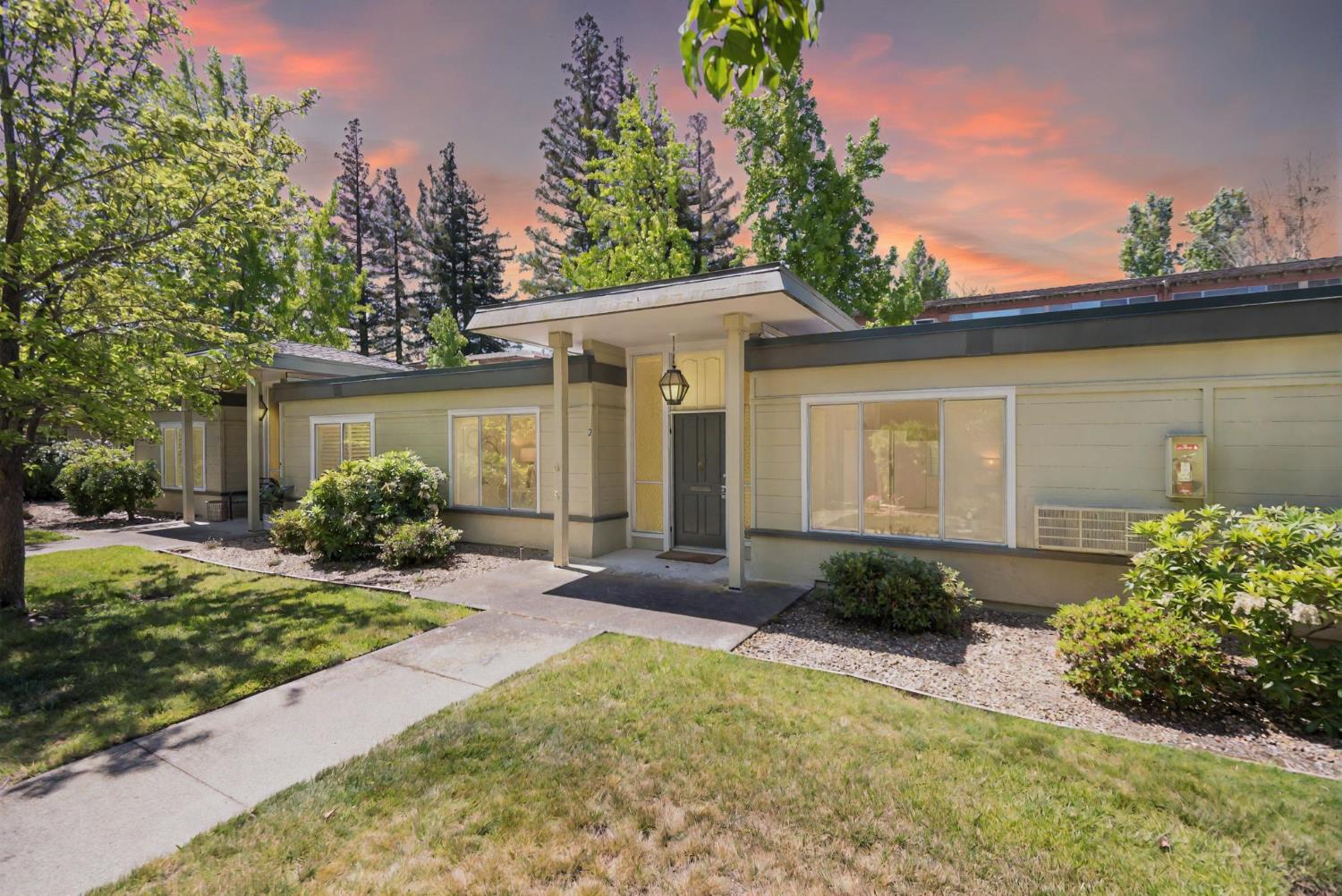 Detail Gallery Image 1 of 28 For 1833 Skycrest Dr #2,  Walnut Creek,  CA 94595 - 2 Beds | 2 Baths