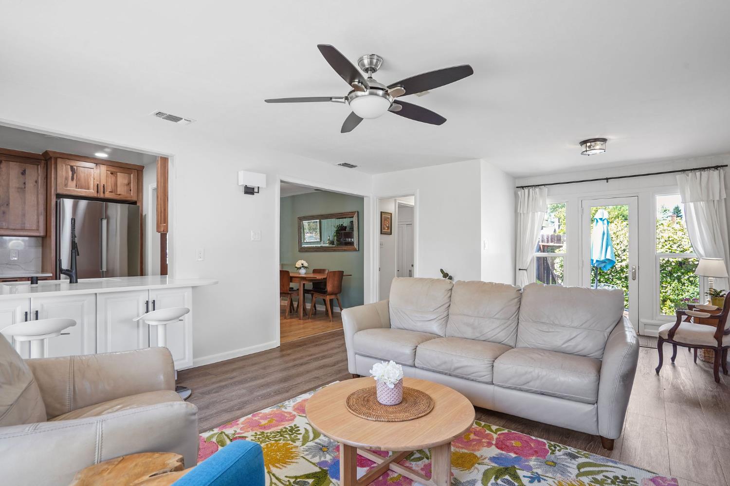 Detail Gallery Image 8 of 28 For 2110 Cascade Rd, Sacramento,  CA 95864 - 3 Beds | 2 Baths