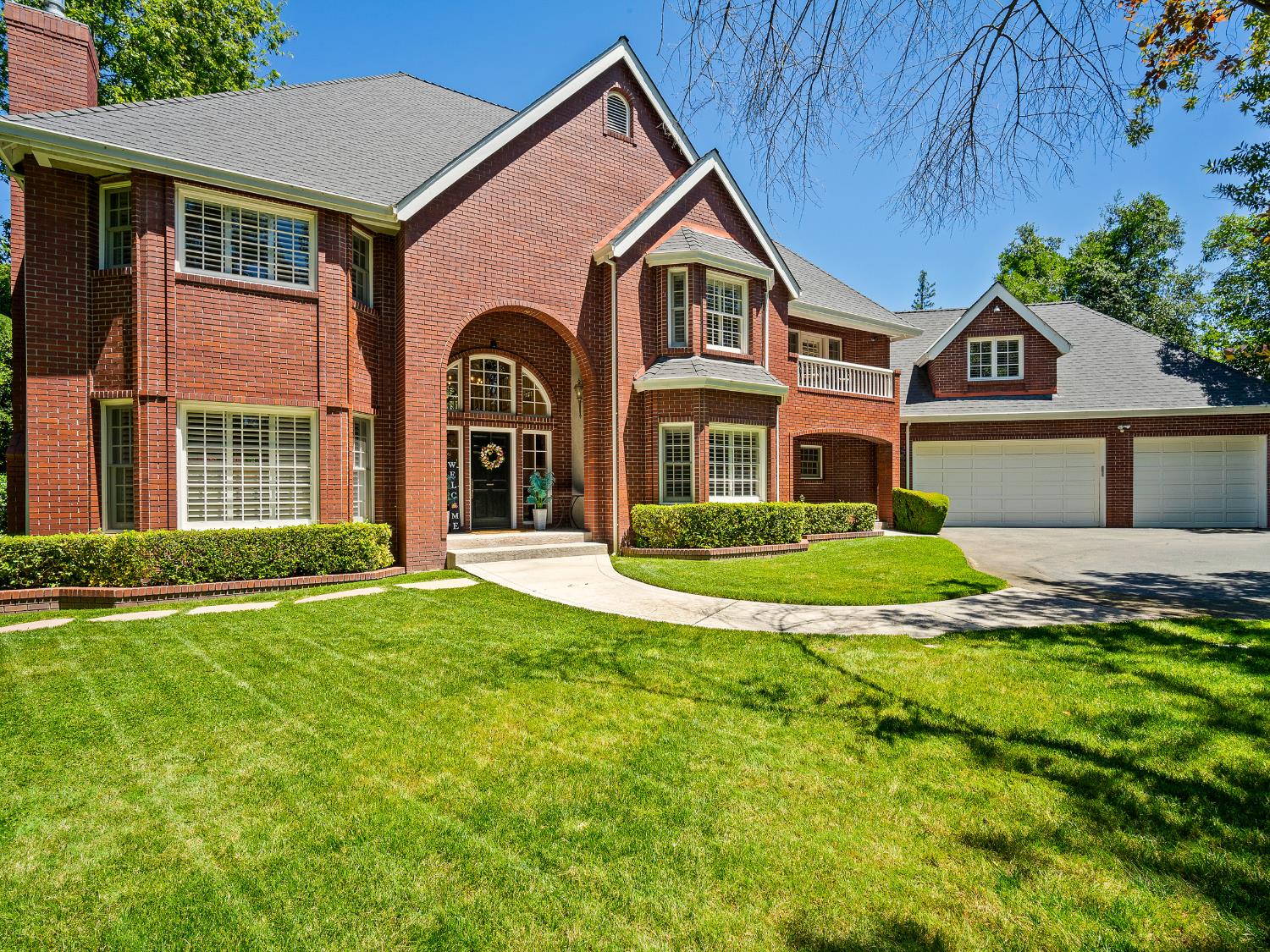 Detail Gallery Image 1 of 85 For 6809 Stanley Ave, Carmichael,  CA 95608 - 5 Beds | 4 Baths