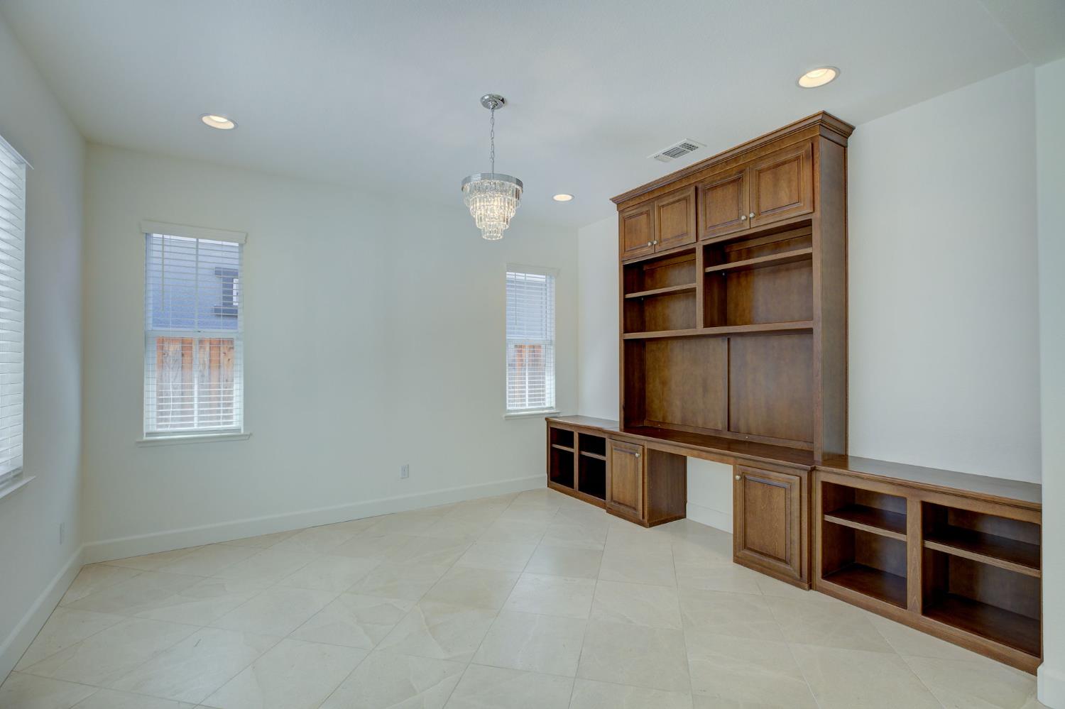 Detail Gallery Image 6 of 43 For 2229 Eastwood Dr, Roseville,  CA 95747 - 4 Beds | 3 Baths