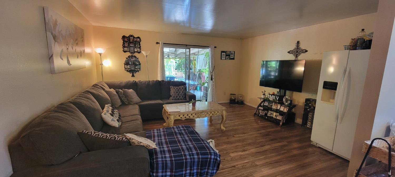 Detail Gallery Image 2 of 3 For 1026 Elm Ave, Modesto,  CA 95351 - 4 Beds | 2 Baths