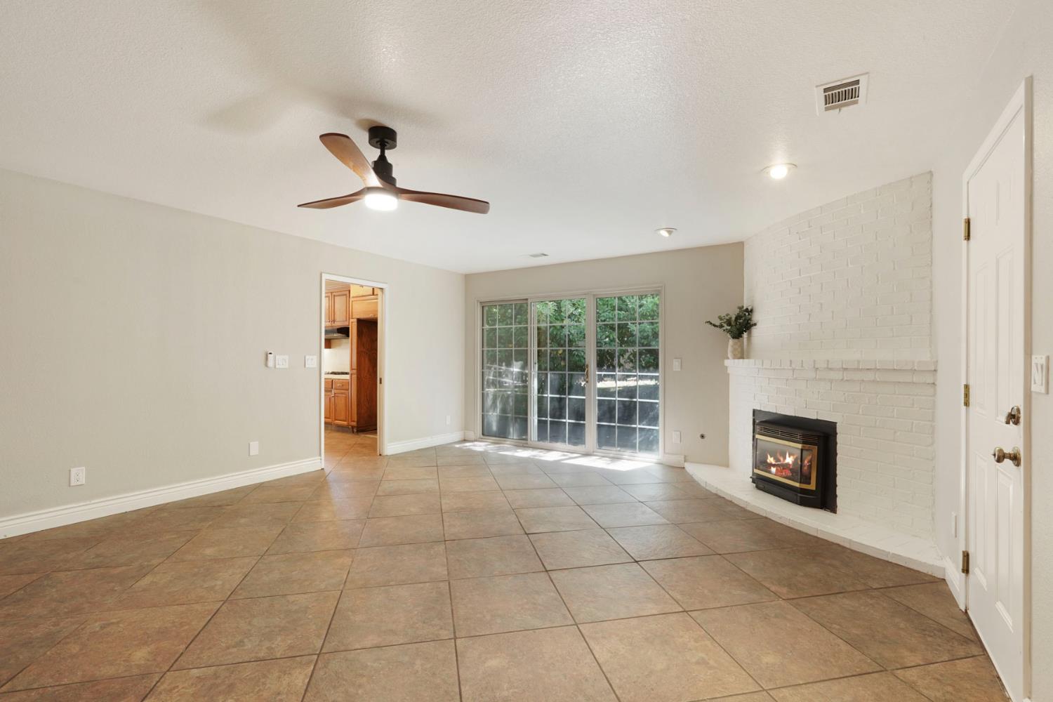 Detail Gallery Image 9 of 43 For 2903 Raintree Ct., Stockton,  CA 95219 - 3 Beds | 2 Baths