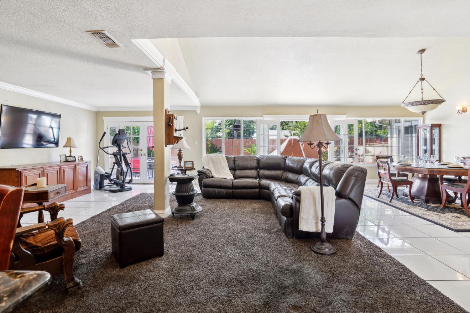 Detail Gallery Image 5 of 24 For 1428 Chelsea Way, Stockton,  CA 95209 - 3 Beds | 2 Baths