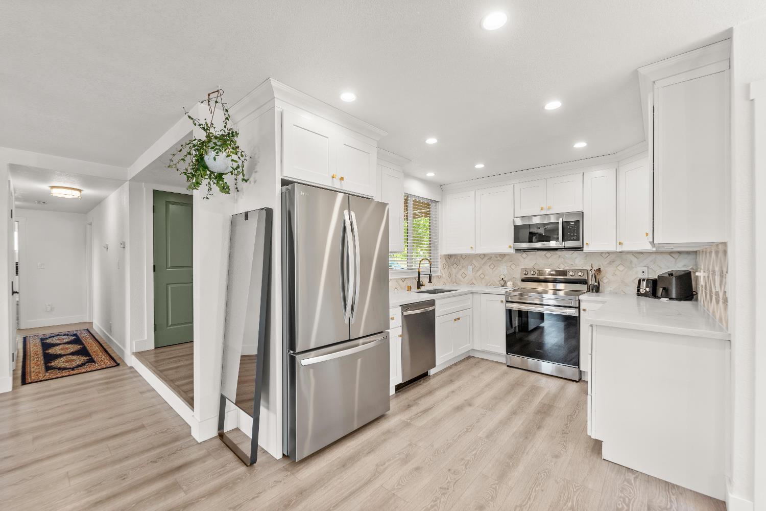 Detail Gallery Image 8 of 33 For 6840 Kettering Cir, Fair Oaks,  CA 95628 - 3 Beds | 2 Baths