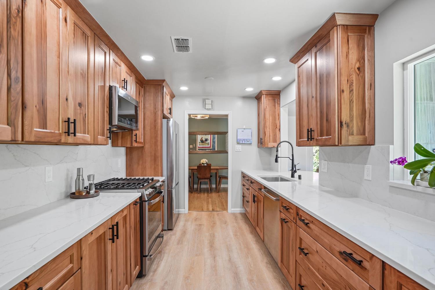 Detail Gallery Image 10 of 28 For 2110 Cascade Rd, Sacramento,  CA 95864 - 3 Beds | 2 Baths