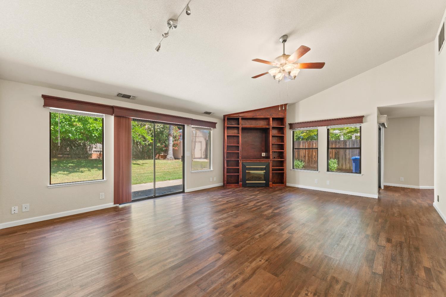 Detail Gallery Image 7 of 41 For 241 Randall Dr, Folsom,  CA 95630 - 3 Beds | 2 Baths