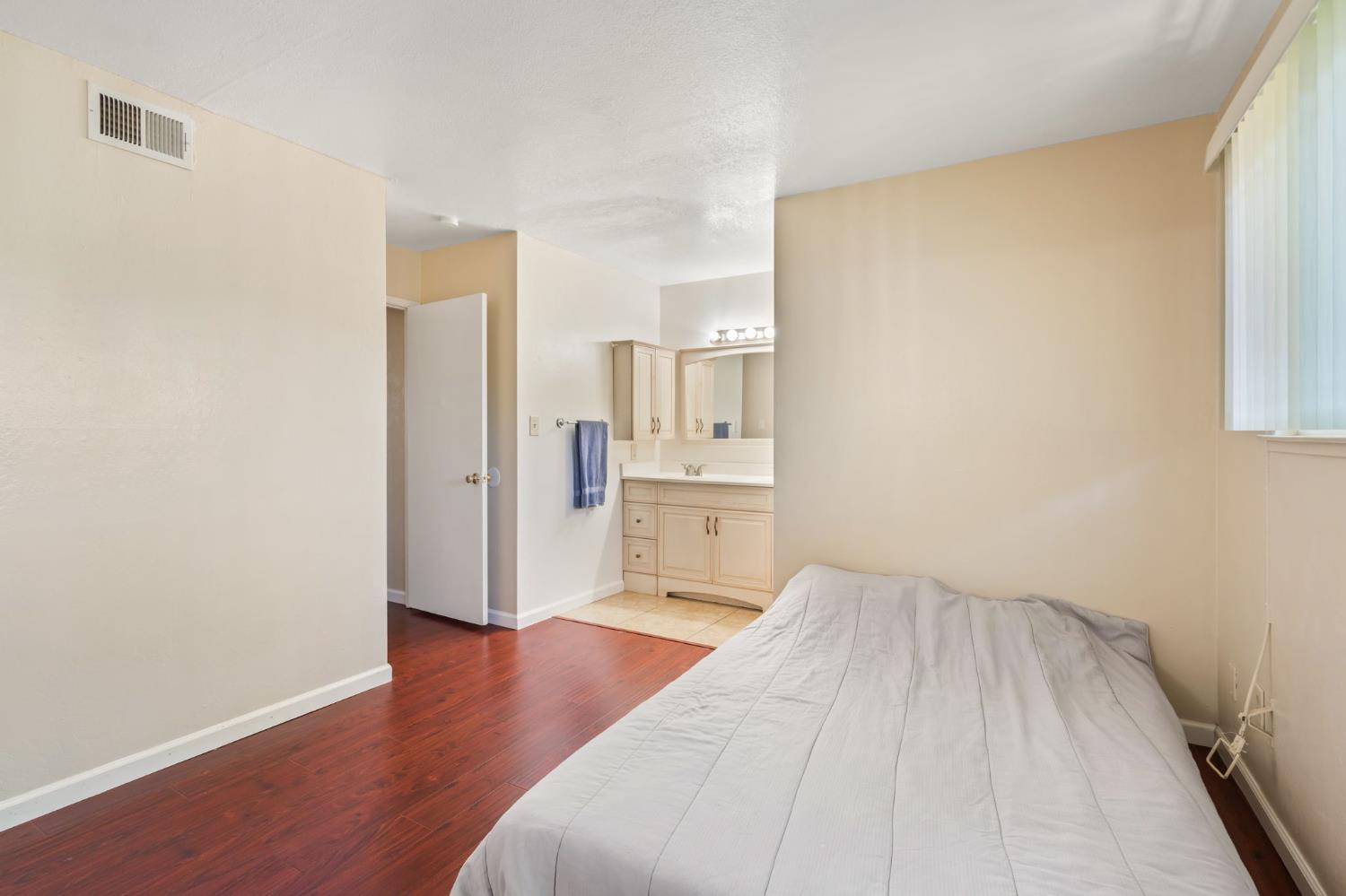 Detail Gallery Image 14 of 23 For 6099 Heath Way, Sacramento,  CA 95823 - 3 Beds | 2 Baths