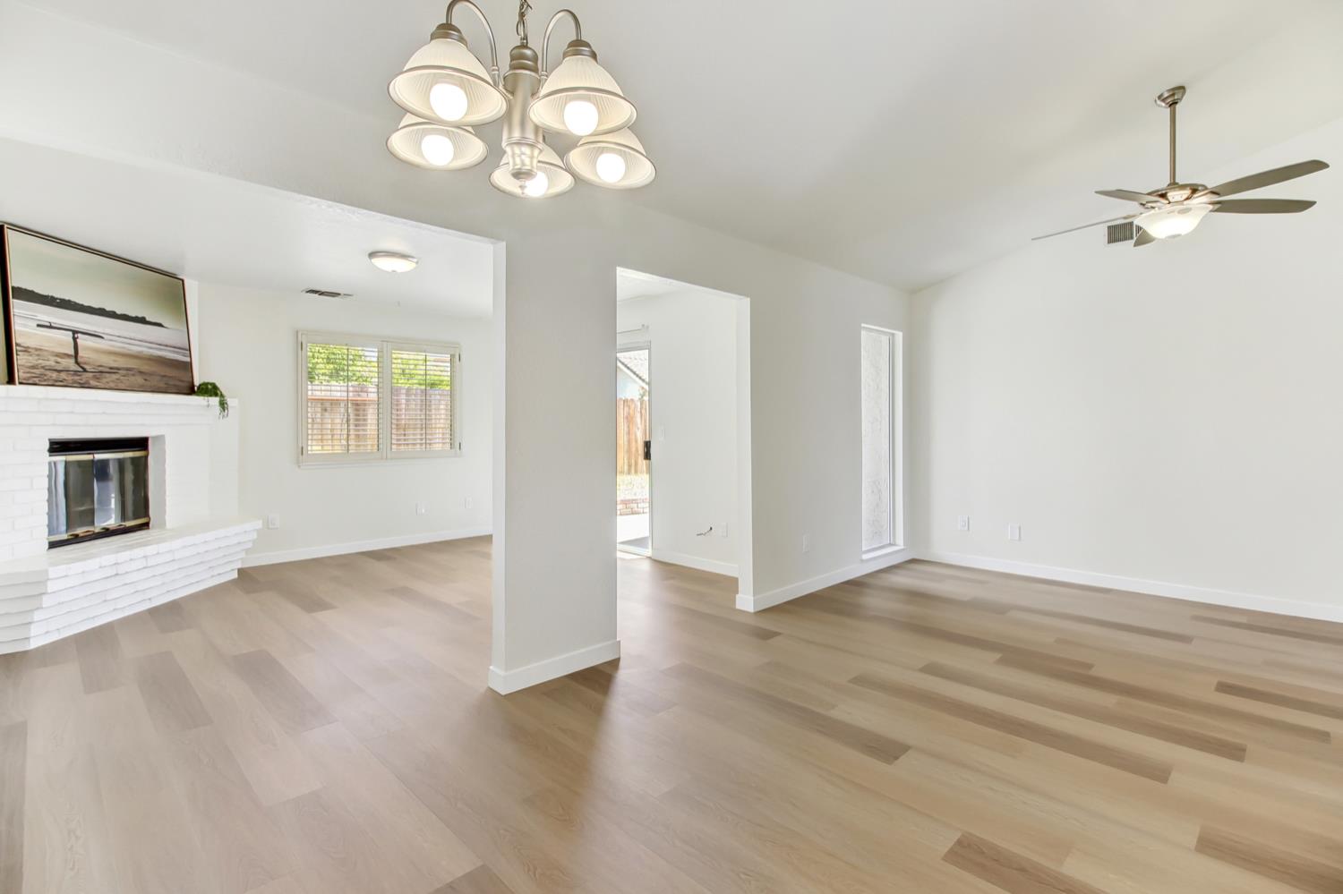 Detail Gallery Image 5 of 43 For 8135 Traver Ct, Sacramento,  CA 95828 - 3 Beds | 2 Baths