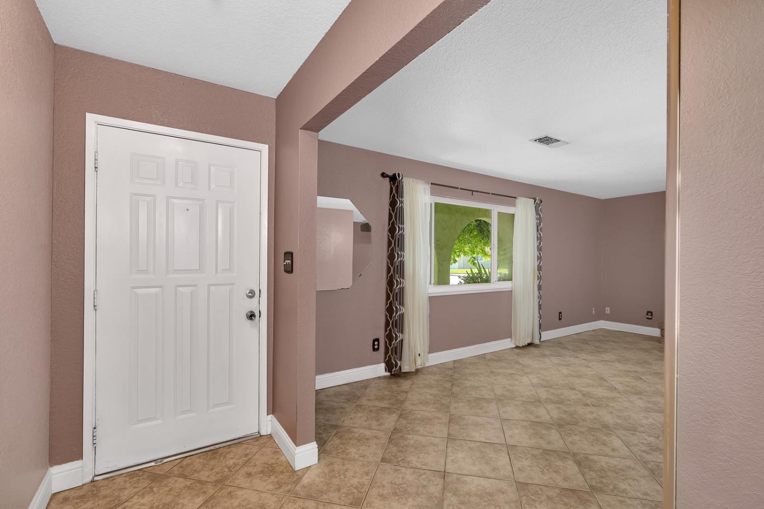Detail Gallery Image 9 of 44 For 373 Foxmeadow Way, Los Banos,  CA 93635 - 4 Beds | 2 Baths