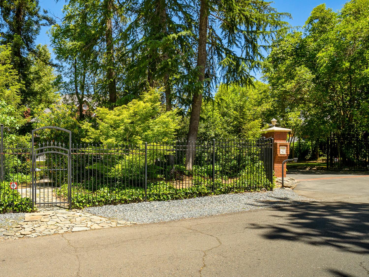 Detail Gallery Image 3 of 85 For 6809 Stanley Ave, Carmichael,  CA 95608 - 5 Beds | 4 Baths
