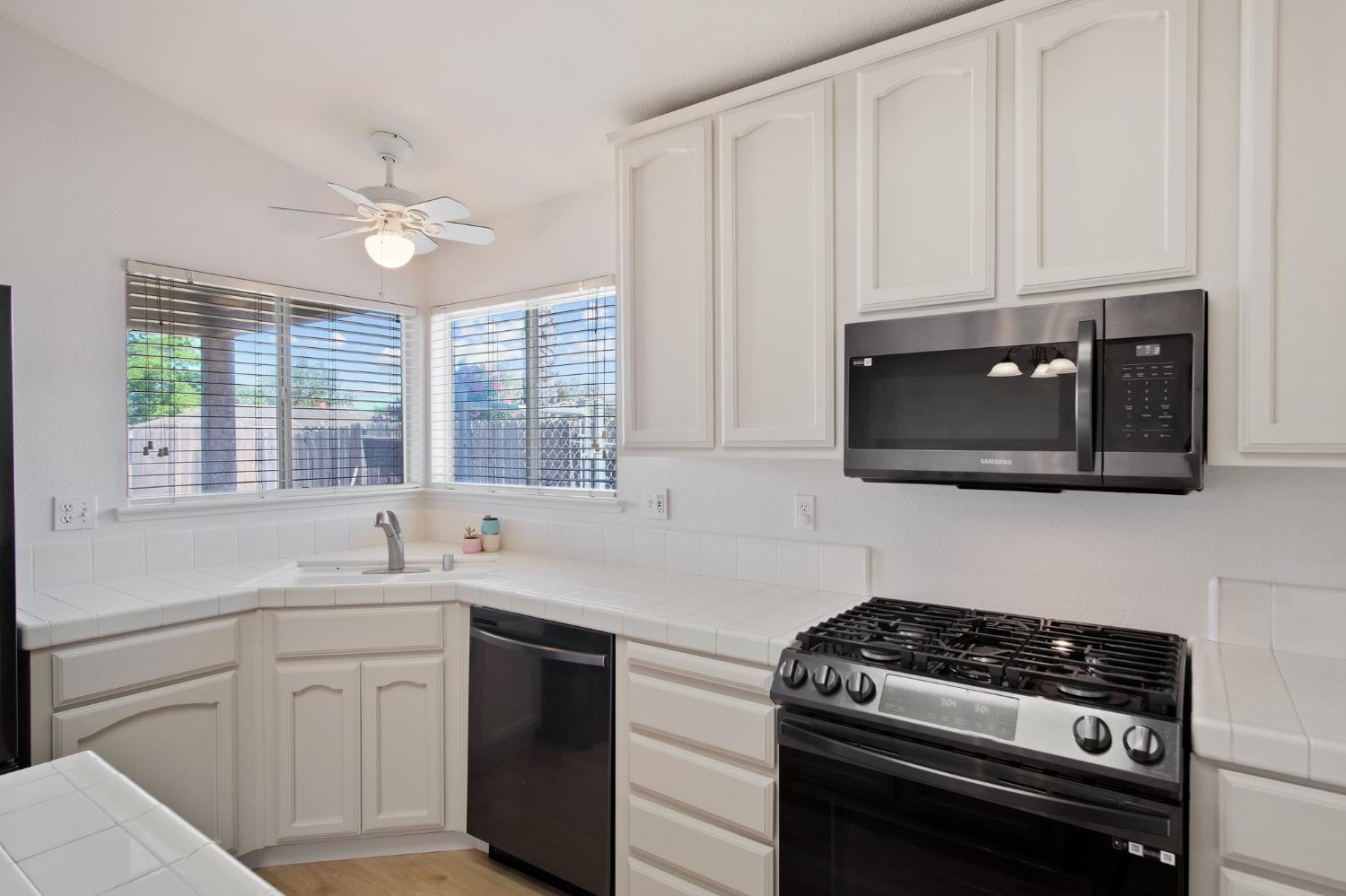 Detail Gallery Image 10 of 28 For 2711 Cameron Park Dr, Ceres,  CA 95307 - 3 Beds | 2 Baths