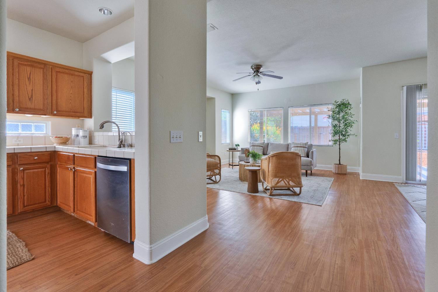 Detail Gallery Image 5 of 34 For 9588 Fetlock Way, Elk Grove,  CA 95624 - 3 Beds | 2 Baths