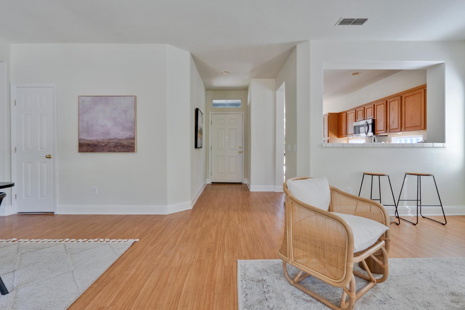 Detail Gallery Image 4 of 34 For 9588 Fetlock Way, Elk Grove,  CA 95624 - 3 Beds | 2 Baths