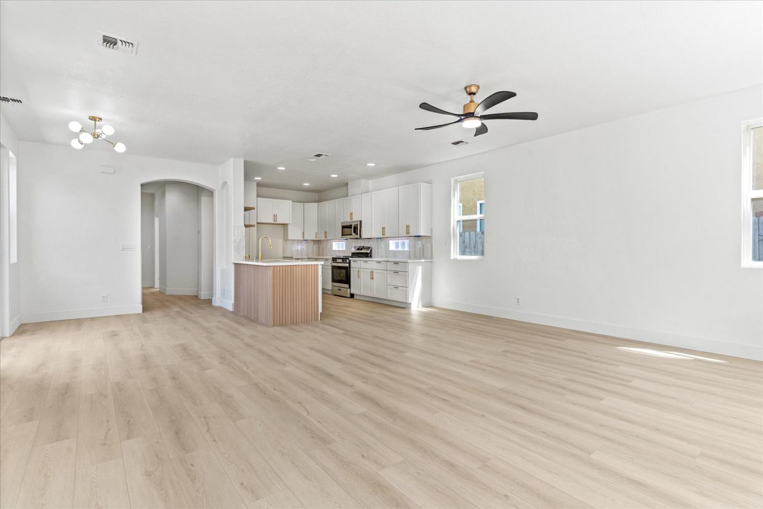 Detail Gallery Image 17 of 63 For 156 Bristol Way, Yuba City,  CA 95993 - 5 Beds | 2/1 Baths