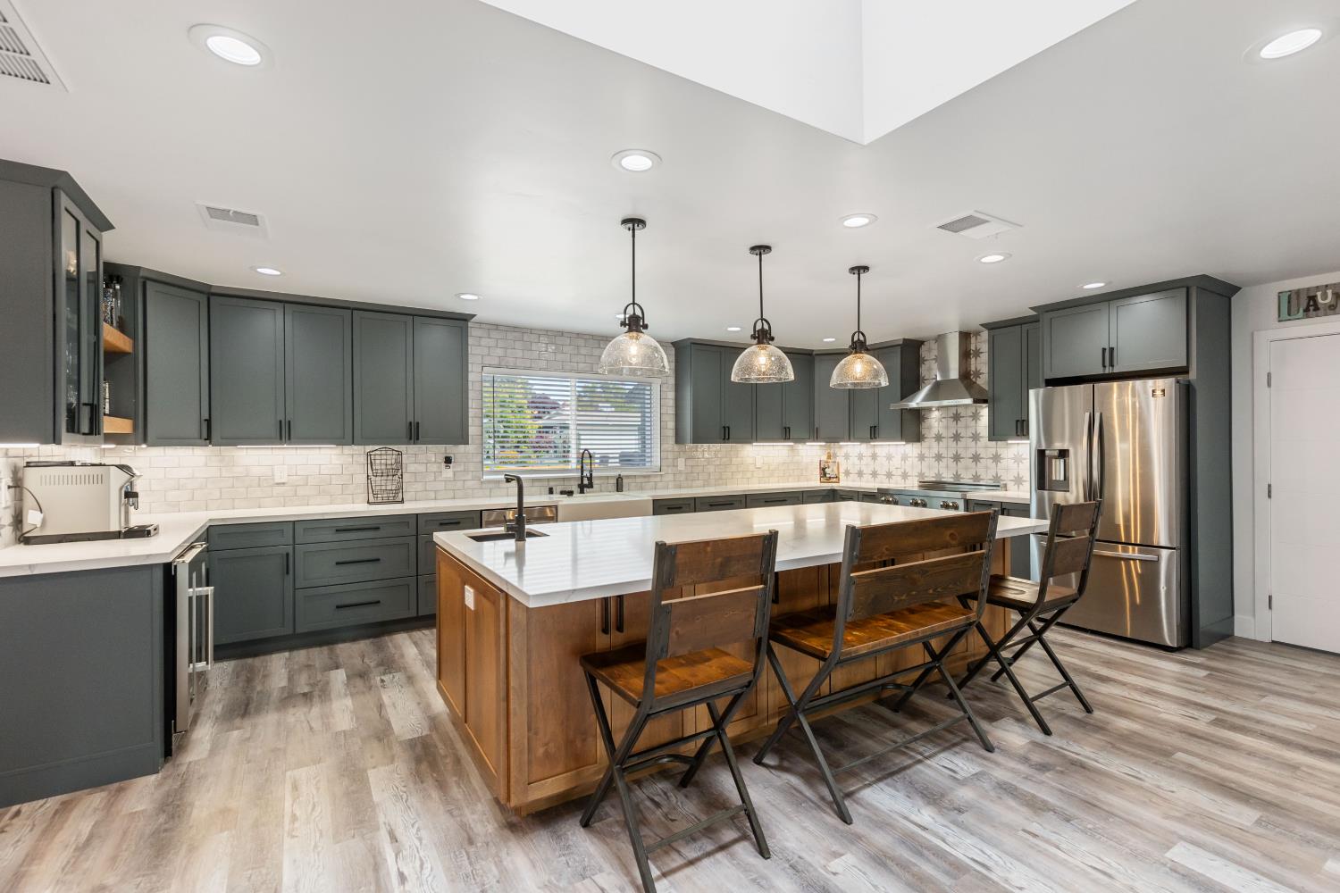 Detail Gallery Image 2 of 70 For 3201 Kaiser Way, Carmichael,  CA 95608 - 4 Beds | 3 Baths