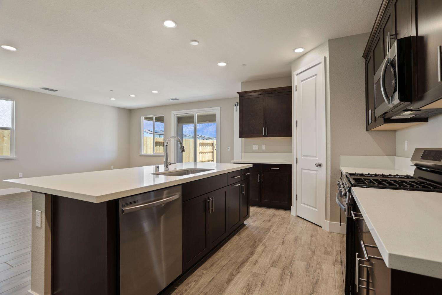 Detail Gallery Image 9 of 34 For 2176 Enchantment Dr, Manteca,  CA 95337 - 3 Beds | 2/1 Baths