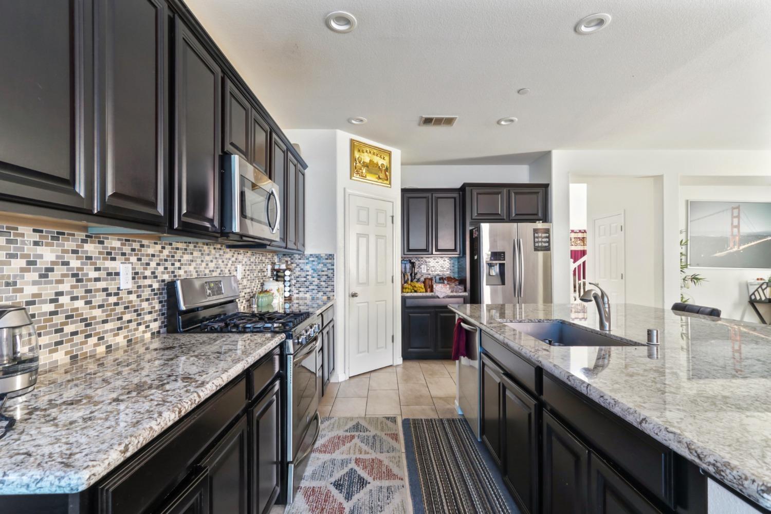 Detail Gallery Image 15 of 45 For 2015 Davis St, Woodland,  CA 95776 - 5 Beds | 3 Baths