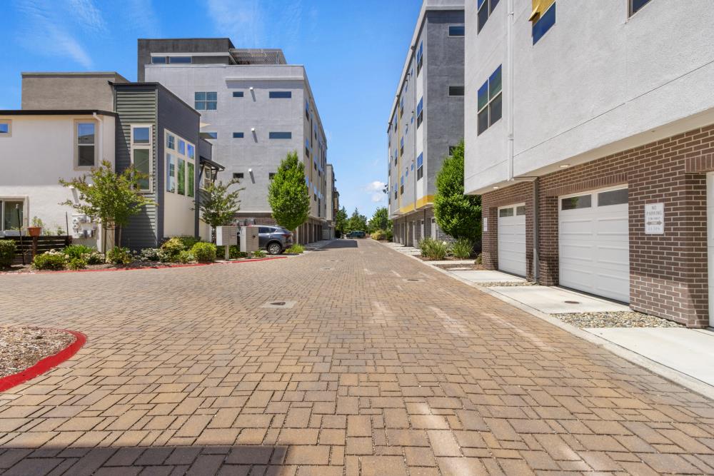 Detail Gallery Image 64 of 73 For 451 Tailoff Ln #401,  Sacramento,  CA 95818 - 2 Beds | 3 Baths