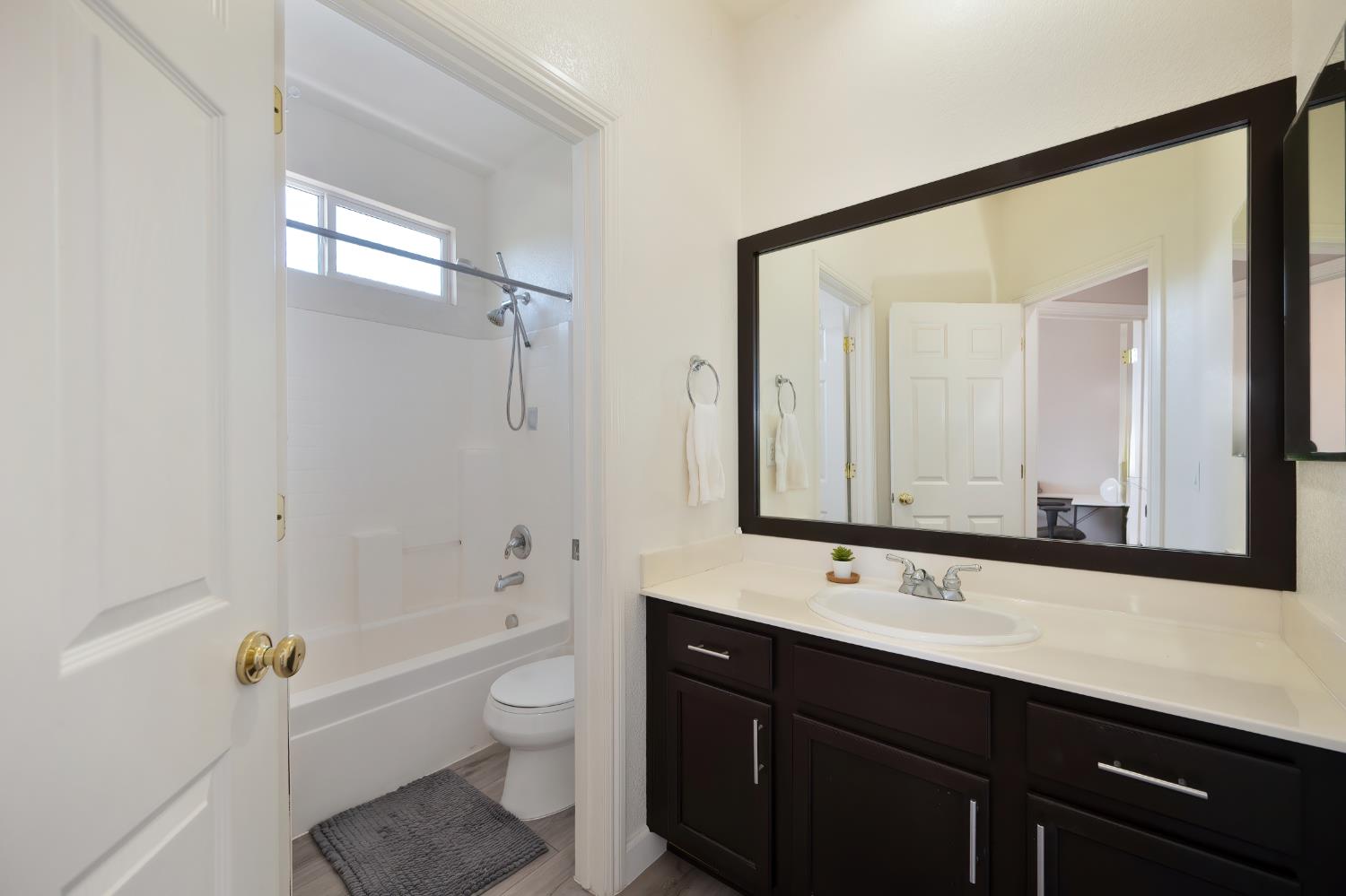 Detail Gallery Image 30 of 42 For 10112 Nebbiolo Ct, Elk Grove,  CA 95624 - 4 Beds | 3 Baths