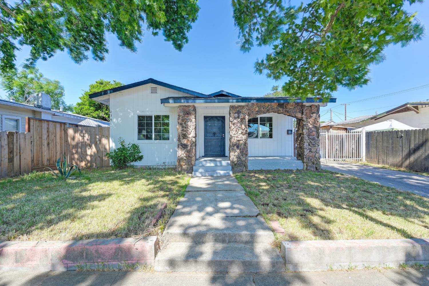 Detail Gallery Image 1 of 27 For 2391 Beaumont St, Sacramento,  CA 95815 - 2 Beds | 2 Baths