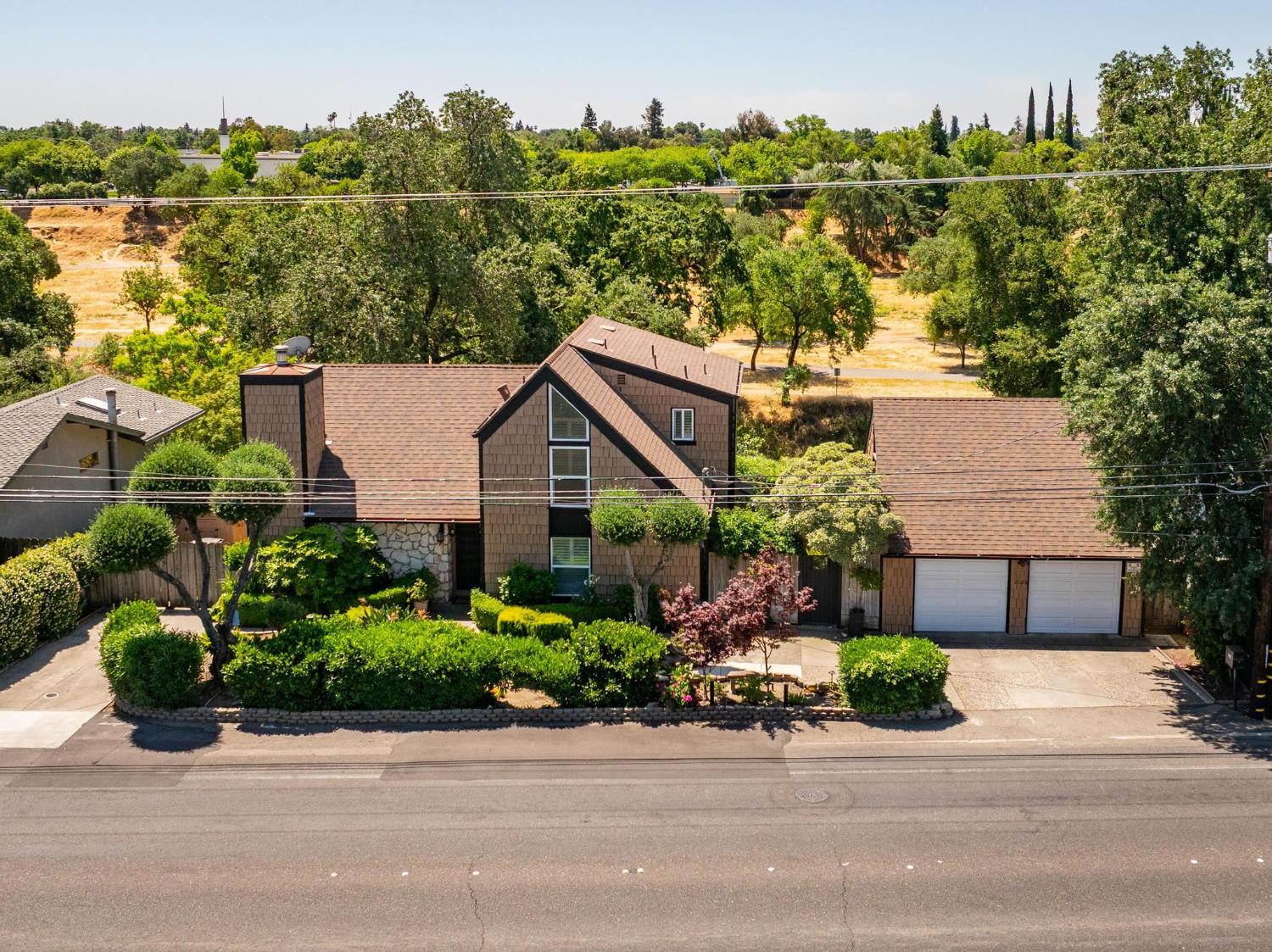 Detail Gallery Image 1 of 58 For 2028 Scenic Dr, Modesto,  CA 95355 - 3 Beds | 3 Baths