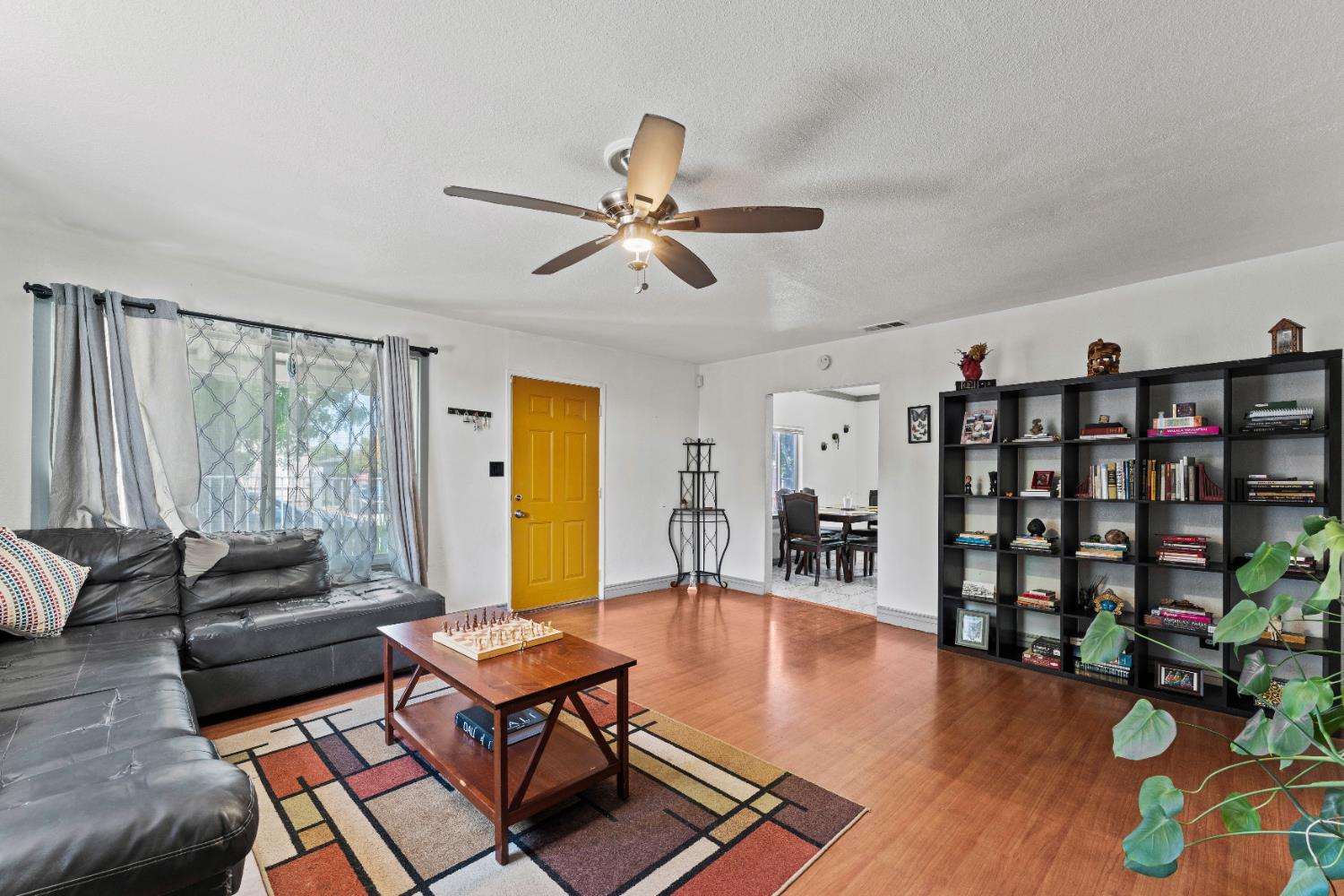 Detail Gallery Image 4 of 16 For 2344 Boxwood St, Sacramento,  CA 95815 - 3 Beds | 1 Baths