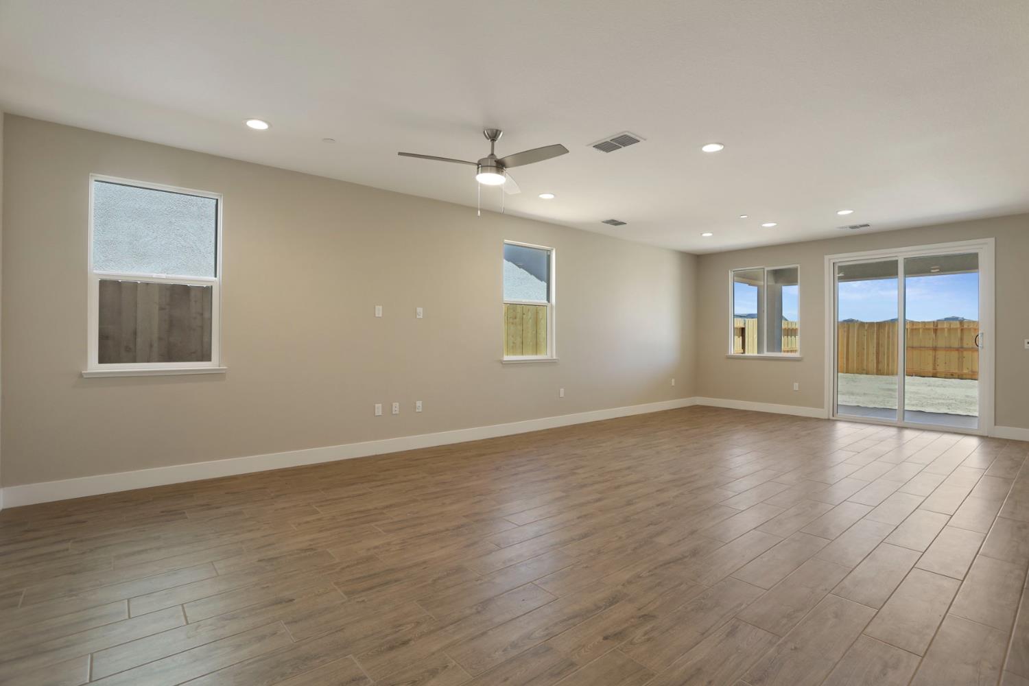 Detail Gallery Image 4 of 34 For 2176 Enchantment Dr, Manteca,  CA 95337 - 3 Beds | 2/1 Baths