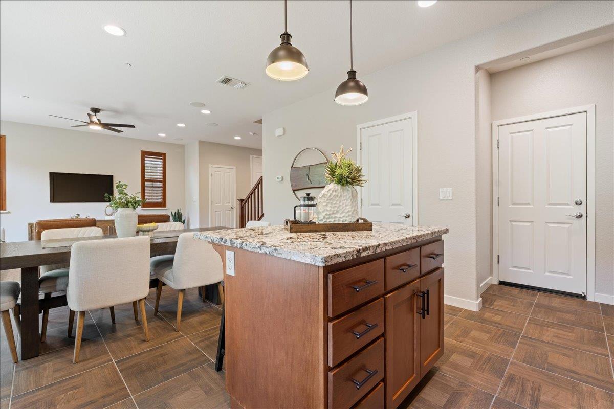 Detail Gallery Image 17 of 54 For 1032 Oakbriar Cir, Roseville,  CA 95747 - 4 Beds | 3 Baths