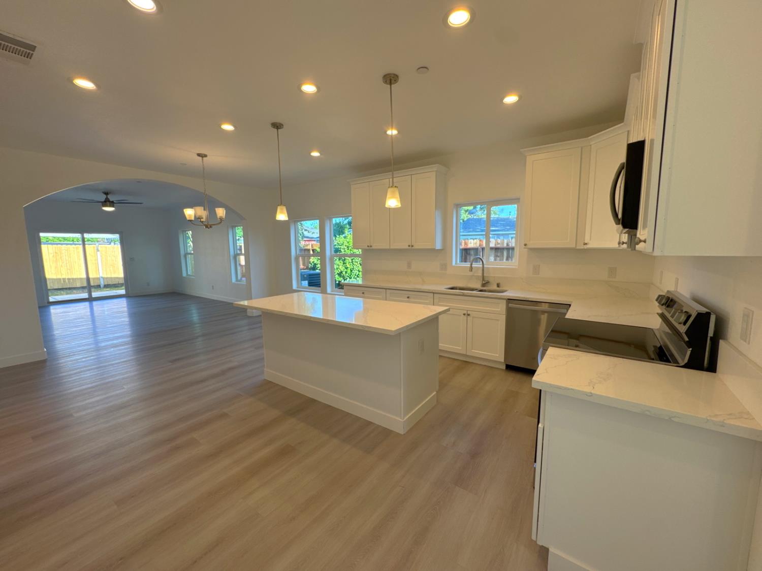 Detail Gallery Image 8 of 37 For 4825 36th St, Sacramento,  CA 95820 - 3 Beds | 2 Baths