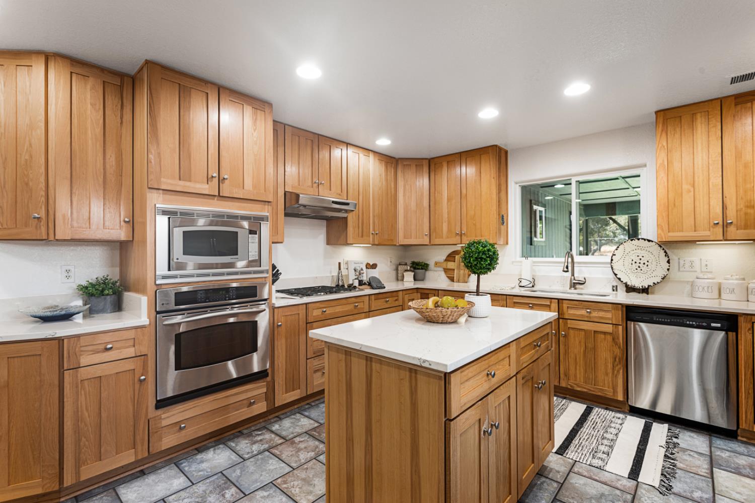 Detail Gallery Image 5 of 38 For 8782 Steven Ave, Orangevale,  CA 95662 - 4 Beds | 3 Baths